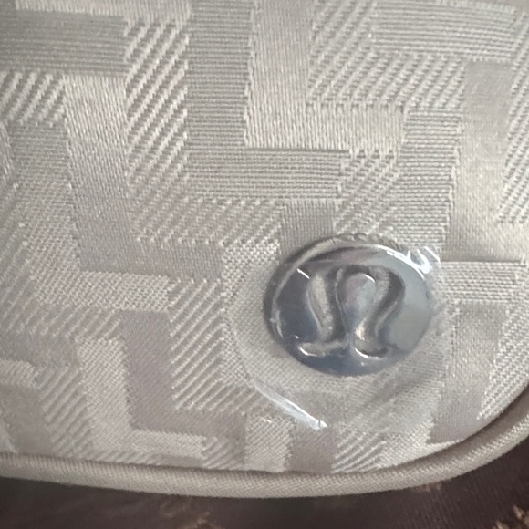 👜 Lululemon Everywhere Belt Bag – L Monogram Jacquard NWT - Picture 4 of 9